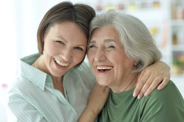 Madre maggiore con figlia adulta — Foto Stock