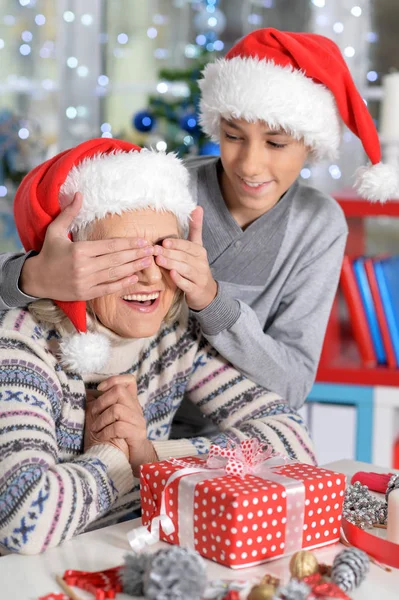 Großmutter und Teenager — Stockfoto