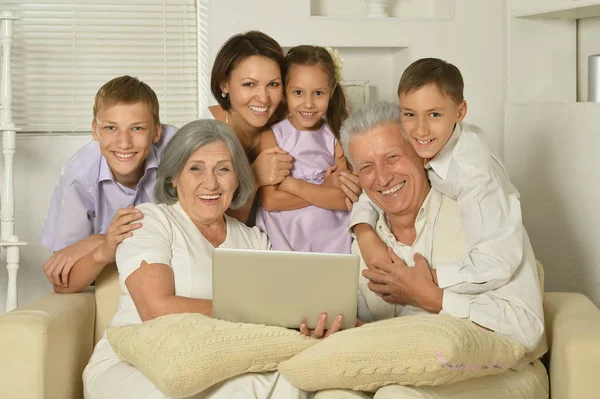 Big family posing in home interior — Stock Photo, Image