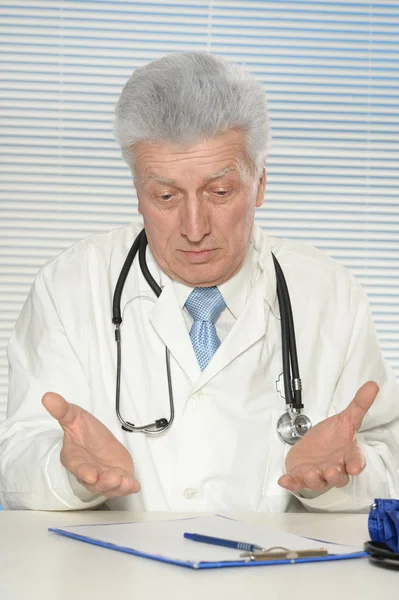 Maturo medico maschile — Foto Stock