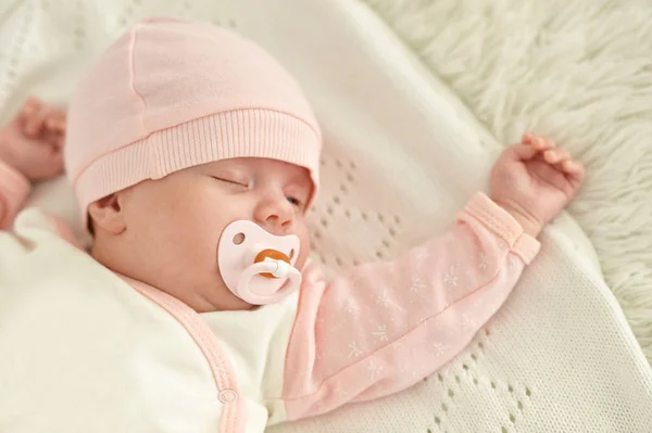 Pouco bonito bebê recém-nascido menina — Fotografia de Stock
