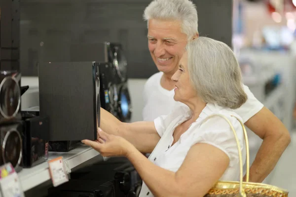 Äldre par på shopping — Stockfoto