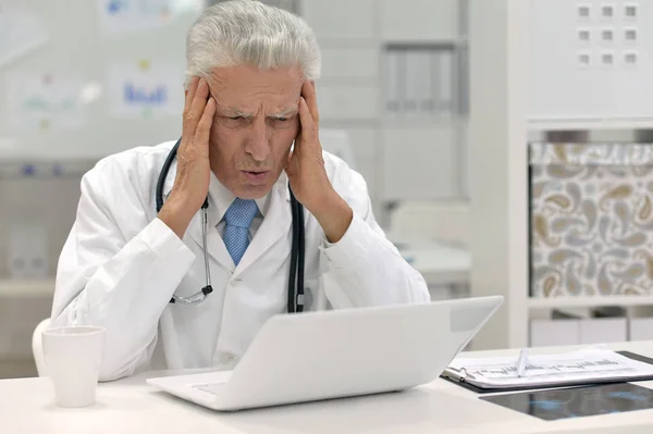 Médico varón trabajando — Foto de Stock