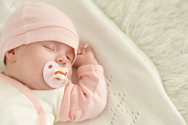 Pequeña linda niña recién nacida — Foto de Stock