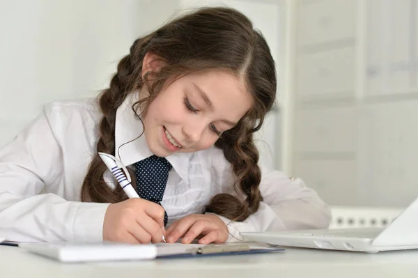 Kleines Mädchen macht Hausaufgaben — Stockfoto