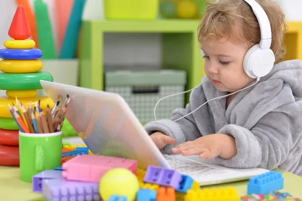 Schattig klein meisje muziek beluisteren — Stockfoto