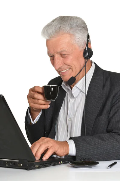 Volwassen man met laptop — Stockfoto