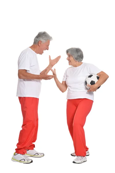 Starší pár se bude hrát fotbal — Stock fotografie