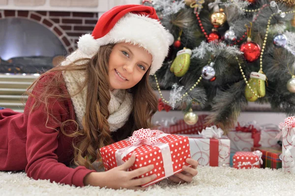 Fille avec cadeau de Noël — Photo