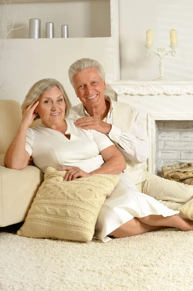 Äldre par i moderna rum — Stockfoto