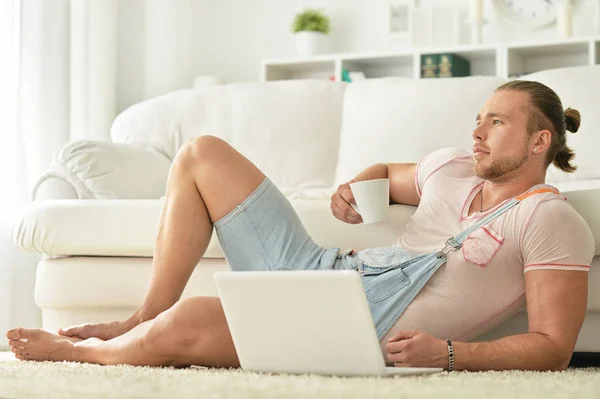 Joven Hipster hombre en casa —  Fotos de Stock