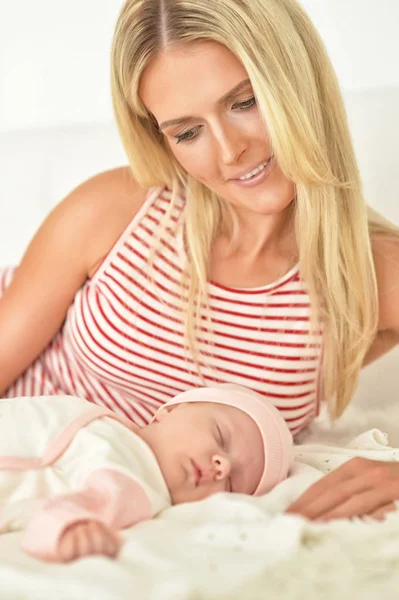 Jovem mulher com bebê adormecido — Fotografia de Stock