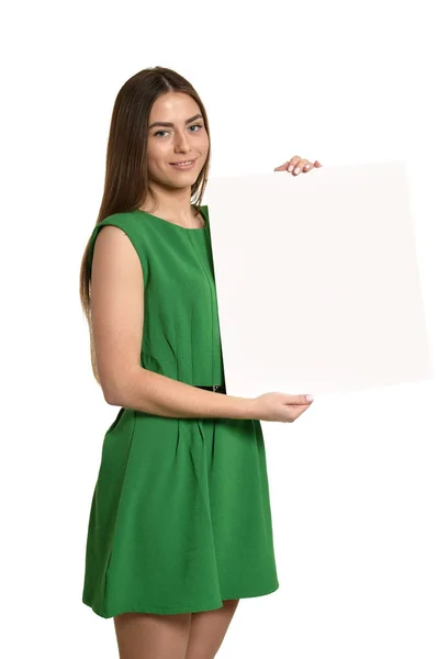 Молодая девушка с пустым листом бумаги — стоковое фото