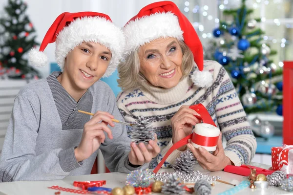 Großmutter und Teenager — Stockfoto