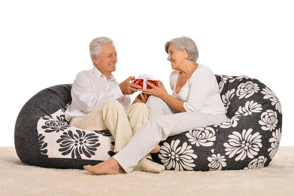 Pareja madura en sala de luz —  Fotos de Stock