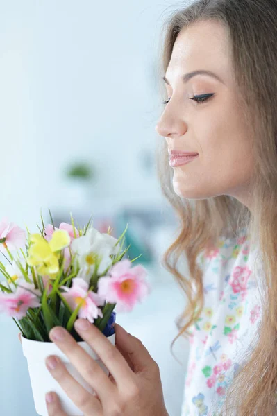 Piękna młoda kobieta z kwiatami — Zdjęcie stockowe