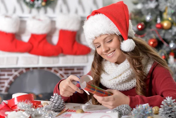 Menina se preparando para o Natal — Fotografia de Stock