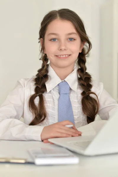 可爱的小女孩用笔记本电脑 — 图库照片