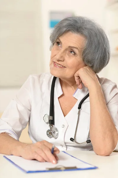 Maturo medico femminile — Foto Stock