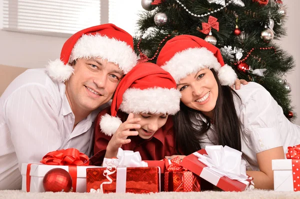 Anne baba ve oğul Noel ağacı yakınındaki — Stok fotoğraf