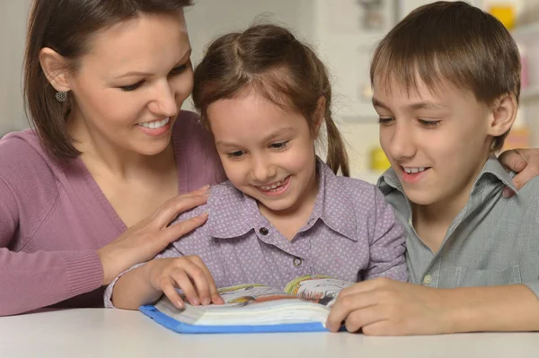 Mutter lernt Lektionen mit Kindern — Stockfoto