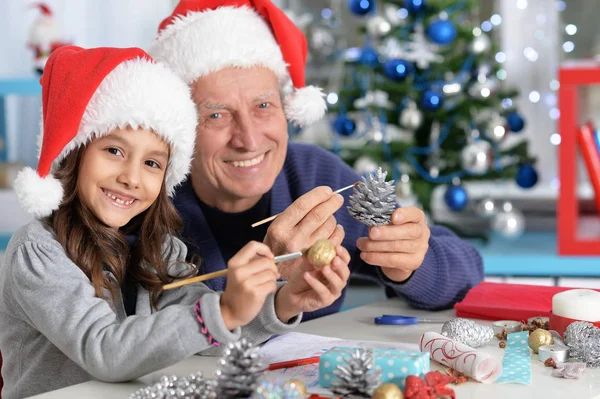 Farfar och barn förbereder sig för jul — Stockfoto