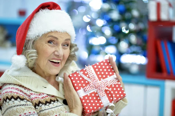 Senior vrouw met kerst gift — Stockfoto