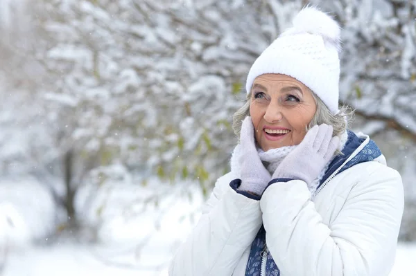 Зріла жінка в зимовому одязі — стокове фото