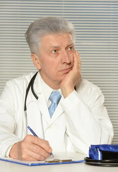 Starší mužský lékař — Stock fotografie