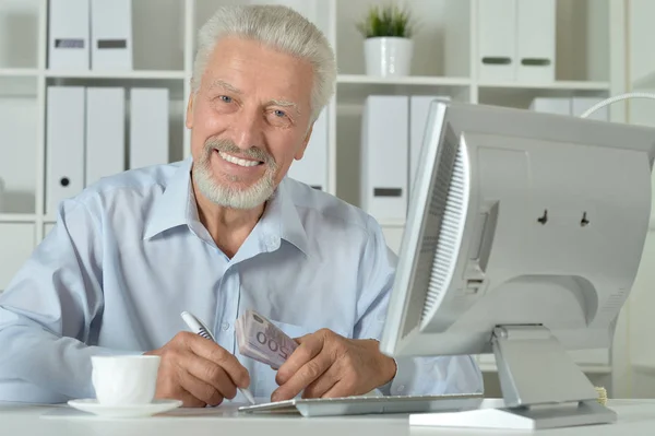 Hombre mayor usando computadora — Foto de Stock