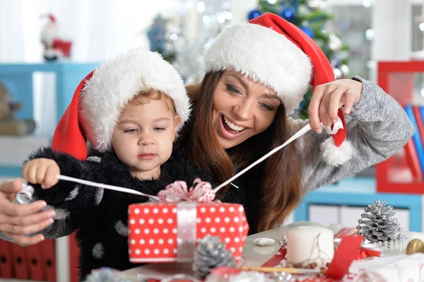 Mère et fille se préparent pour Noël — Photo