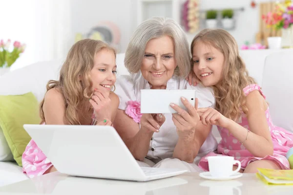 Grootmoeder en haar kleindochters — Stockfoto