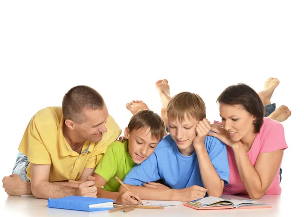 Familia haciendo deberes juntos — Foto de Stock