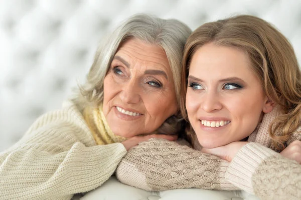 Madre e sua figlia adulta — Foto Stock