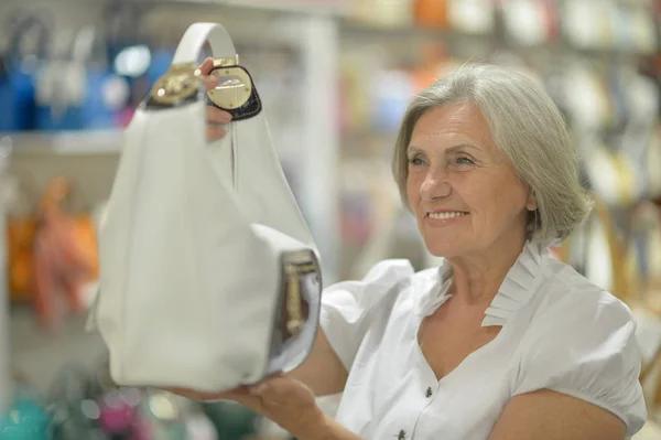 Mulher madura no shopping — Fotografia de Stock