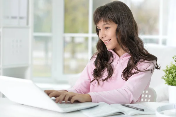 Menina usando laptop — Fotografia de Stock