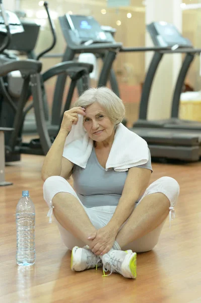 Mujer mayor en el gimnasio — Foto de Stock