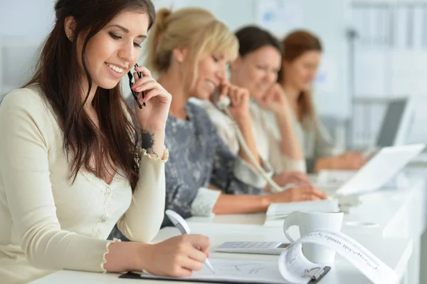 Vrouwen werken samen in kantoor — Stockfoto