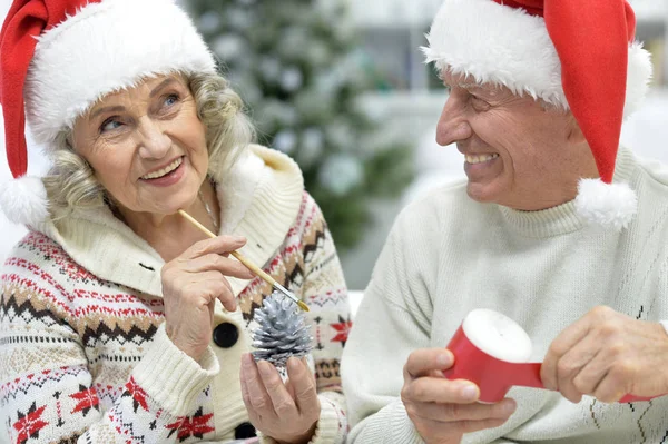 Äldre par förbereder sig för jul — Stockfoto