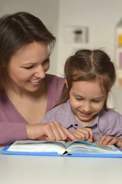 Mamma gör läxor med dotter — Stockfoto