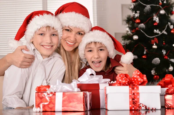 Madre con sus hijos — Foto de Stock