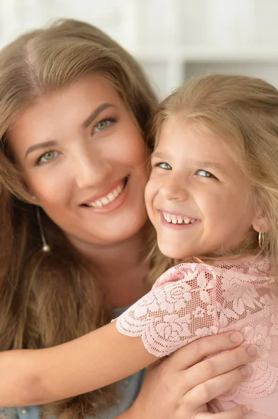 Leende mor och dotter — Stockfoto