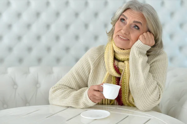 Vrouw die koffie drinkt — Stockfoto