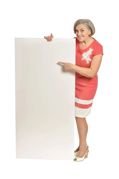 Зріла жінка тримає порожній плакат — стокове фото
