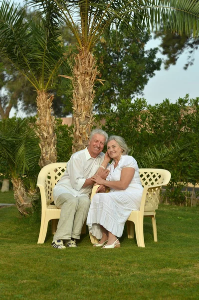 Heureux couple aîné amoureux — Photo