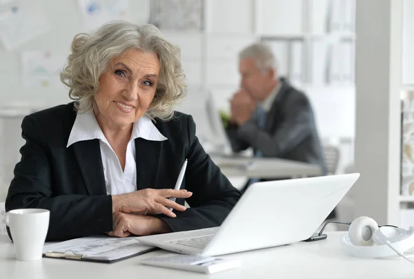 Senior zakenvrouw met laptop — Stockfoto