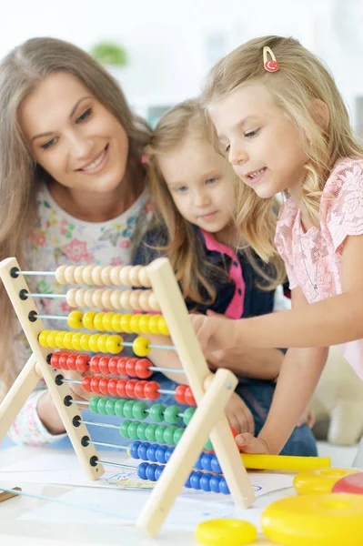 Moeder met twee kleine dochters — Stockfoto