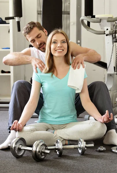 Jeune couple en salle de gym — Photo