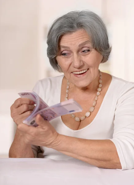Volwassen vrouw met geld — Stockfoto