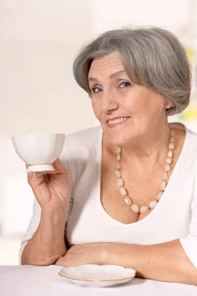 Зрелая женщина пьет кофе — стоковое фото